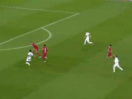 ויניסיוס מושך אליו את ואן דייק וגומז, ומשאיר את בנזמה לבד