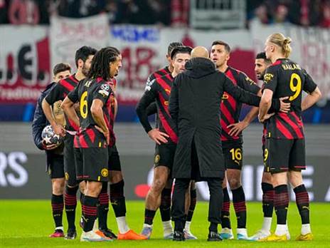 אסיפה על המגרש (GETTY)