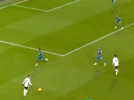 קבלת  הכדור בכנף שמאל