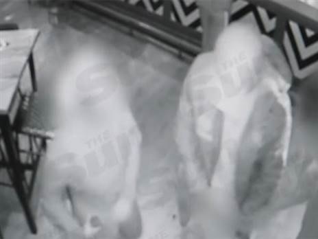 חושף את איבר מינו