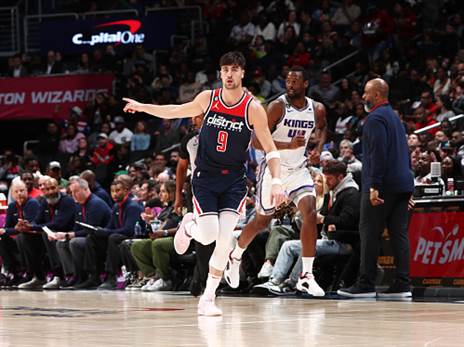 העונה בורחת לאבדיה וחבריו (Getty)