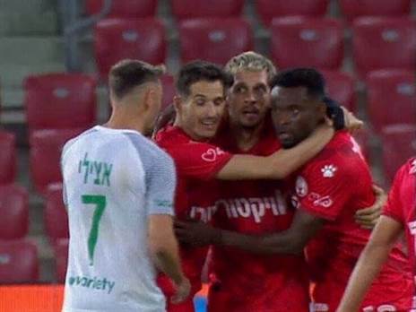 אצילי לוחש באוזנו של לופס, לטענת הפורטוגלי: כאן מתבצעת דריכה של אצילי על המגן