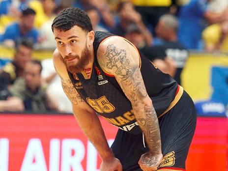 הקשו עליו. ג'יימס (אלן שיבר)