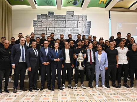 כל אנשי בית"ר והנשיא עם הגביע (צילום: חיים צח, לע"מ)