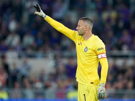 מניף את הגביע בפעם השנייה ברציפות. הנדנוביץ' (GETTY)