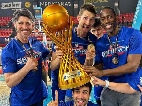 האליפות ה-16 בתולדות המועדון (הטוויטר של אנדולו אפס)