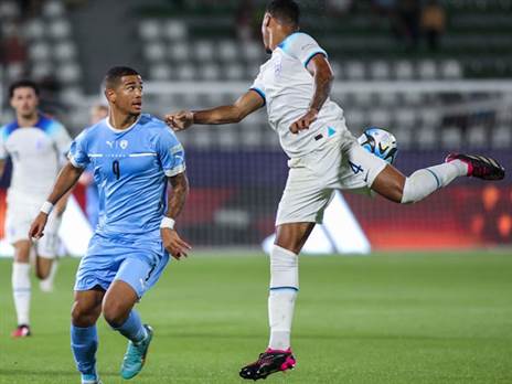 הקהל האנגלי יחכה לשריקת הסיום (צילום: אסי קיפר, ההתאחדות לכדורגל)