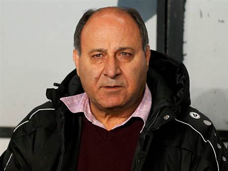 יציע פתרון למנהלת. אבו יונס (אלן שיבר)