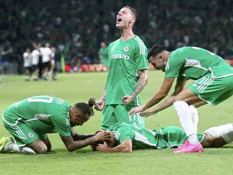 שמח בשבילה. מכבי חיפה חוגגת (צילום: אלן שיבר)