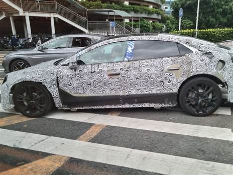 מחזה נפוץ ברחבי המפעל. מכוניות חדשות תחת הסוואה