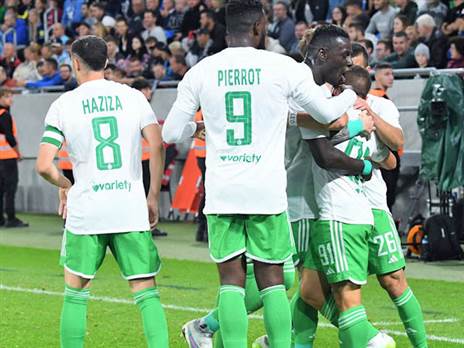 "הפנים - למחצית השנייה". שחקני חיפה חוגגים (צילום: ראובן כהן, האתר הרשמי של מכבי חיפה)