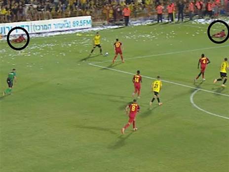 שחקני אשדוד שוכבים רגע לפני השער השני