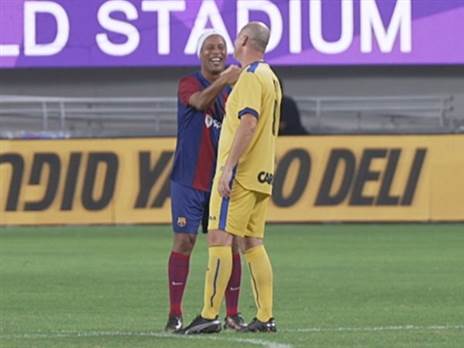 נמני ורונאלדיניו. התקבלו יפה בבלומפילד (צילום מסך)