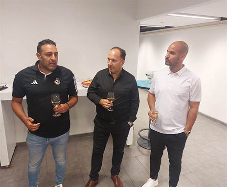 הירוקים בהרמת כוסית לפני מסיבת העיתונאים