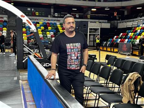 עופר ינאי והחולצה. "למענם"