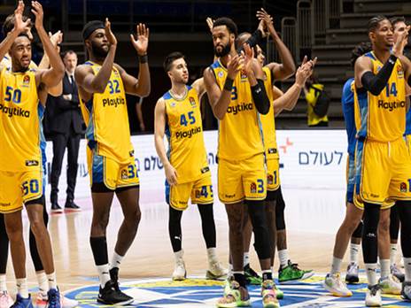 "נשארנו ביחד". שחקני מכבי ת"א בסיום (getty)