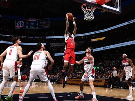 עומדים ומסתכלים (Getty)