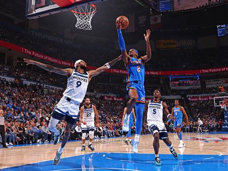 שיי בדרך לסל. יזכה? (Getty)