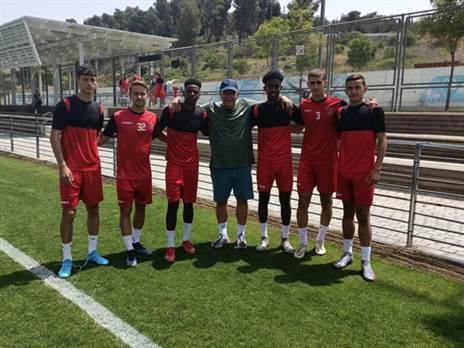 כרמלי עם קאסה ושחקני הנוער של הפועל ירושלים (פרטי)