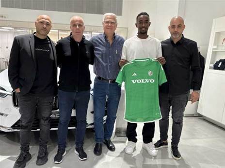 ליאור קאסה עם החולצה החדשה (מכבי חיפה)