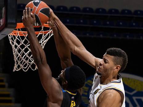 אדי טבארס במפגש הקודם בין הקבוצות. לא יעמוד לרשות ריאל מדריד הערב (EUROLEAGUE)