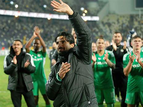 רפאלוב וחבריו חוגגים את הניצחון האחרון בבלומפילד (אלן שיבר)