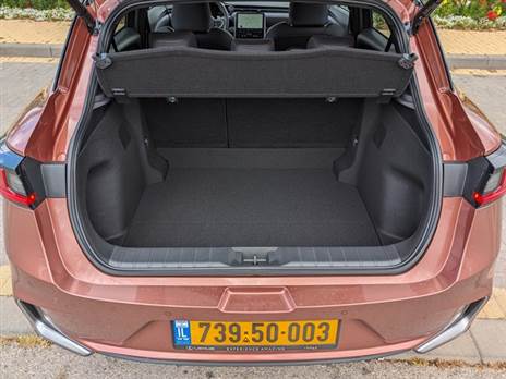 תא מטען שימושי ביחס לקטגוריה, אך ללא פתרונות אחסון משמעותיים או וויי תלייה