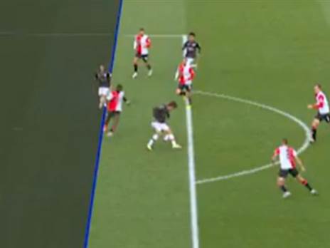 רגע הנגיעה בכדור של סאנו עם העקב