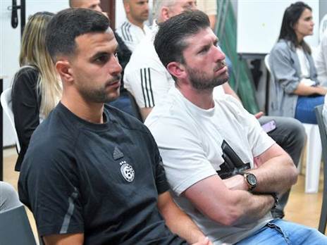 דין דוד ושחקני מכבי חיפה בזכרון בסלון (מכבי חיפה)