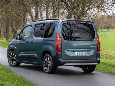 תמשיך להציע גרסה קצרה מסחרית, נוסעים 5 מושבים וארוכה עם 7 מושבים