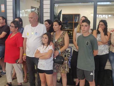 לואיס הר וקלרה מרמן עם המשפחה בטקס הפתיחה בגביע האביב | צילום: גיא דר