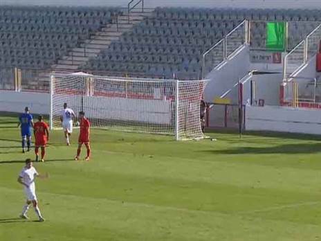 2 מטר בין השער ליציע