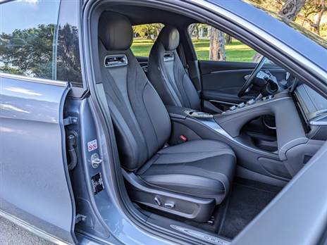 מושבים בעיצוב ספורטיבי