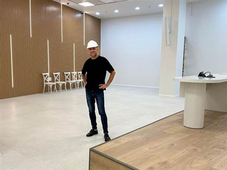 מנהל אצטדיון טדי, ברק ג`ורג`י, בקומת השחקנים החדשה (חברת אריאל)