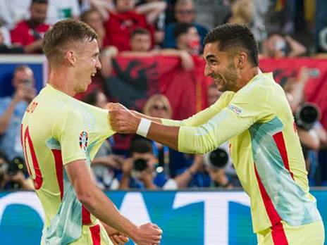 מסופר-סאב לשחקן הרכב, אולמו חוגג עם פראן (getty)