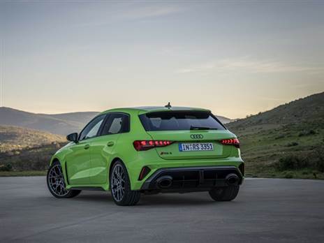 מחזיר אור במרכז הדיפיוזר - קריצה למכוניות הראלי והראלי קרוס?