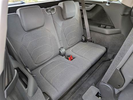 הכניסה לשורה האחורית לא נוחה והמרווח יתאים לילדים בלבד