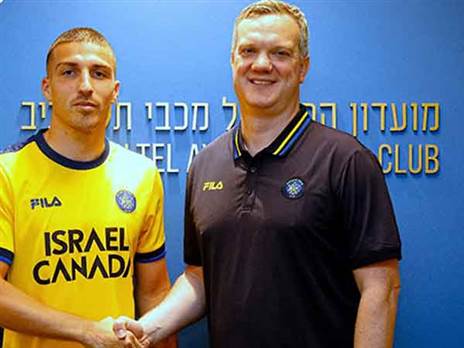 בפוזיציה מוכרת. דוידה במעמד החתימה במכבי ת“א (האתר הרשמי של מכבי ת“א)