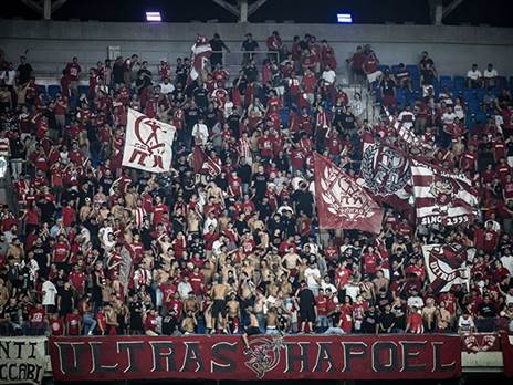 קיבלו סיבה לחייך. אוהדי הפועל (עודד קרני)