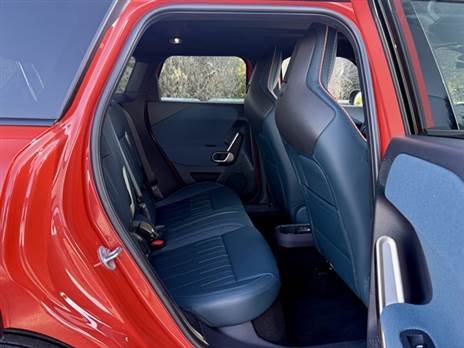 הכניסה לא ממש נוחה ותיאורטית תוכלו להכניס לכאן שלושה אנשים