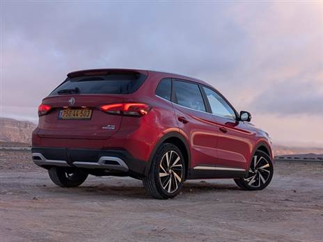 מאחור הוא שגרתי יותר ומזכיר את ה-HS היוצא