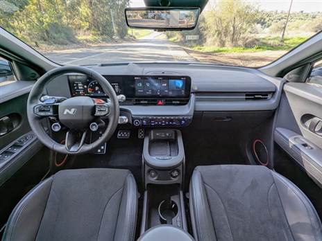 לא נראית כמו האיוניק 5 של השכן (גם מבפנים)