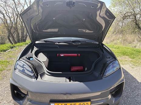 ויש גם תא מטען קדמי קטן