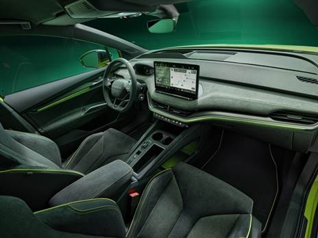 מושבים ספורטיביים, ריפוד אלקנטרה ותפירה ירוקה