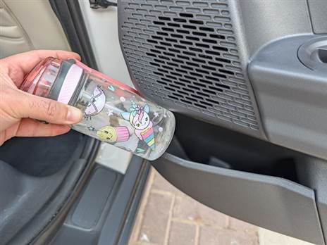 לא הצלחנו להכניס את הבקבוק של הילדה בתא שבדלתות האחוריות