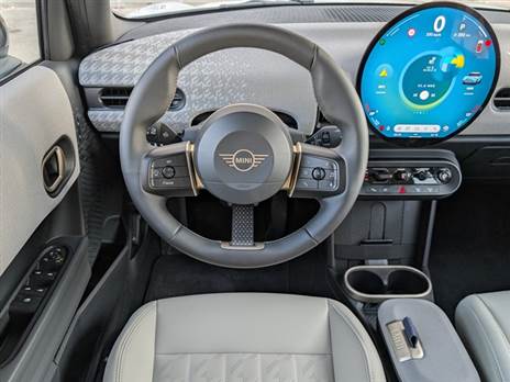 הנדסת האנוש דורשת הסתגלות, בעיקר עקב תפעול רב ממסך המגע