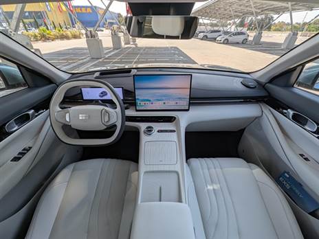 תא נוסעים איכותי ונעים, אך אינו חדשני