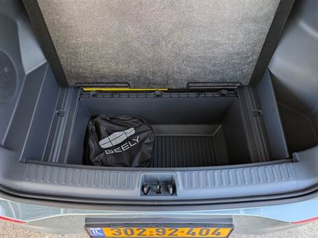 מתחת לרצפה יש עוד תא אחסון ענק - פתח ניקוז היה יכול להיות רעיון מצוין (או אולי צידנית קירור?)