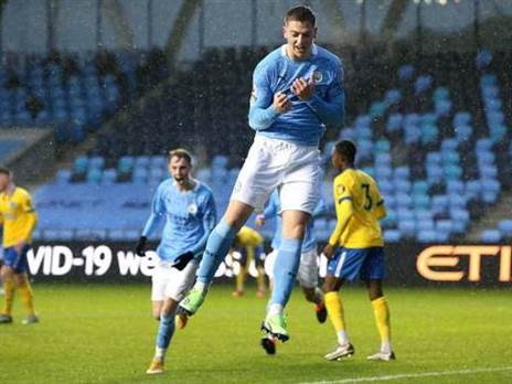 ליאם דלאפ חוגג, קול פאלמר ברקע. החברים מסיטי מתאחדים בצ`לסי (GETTY)