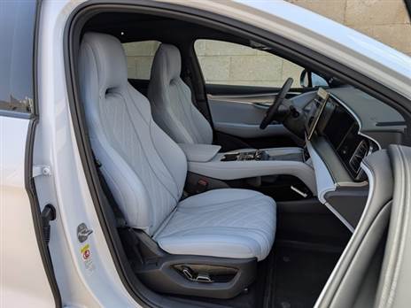 מושבים רחבים ונוחים, גם מחוממים ומאווררים בכל הגרסאות. שדה הראייה לאחור לא מצטיין